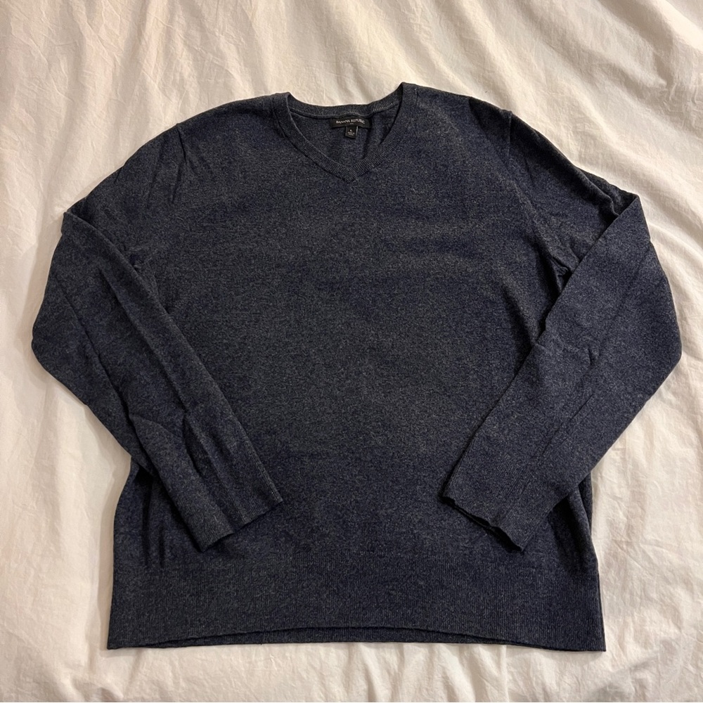 Banana Republic Men's Grey V-neck Sweater